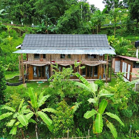 De Chicktoria Hostel Pemenang Экстерьер фото