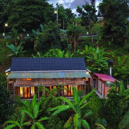 De Chicktoria Hostel Pemenang Экстерьер фото
