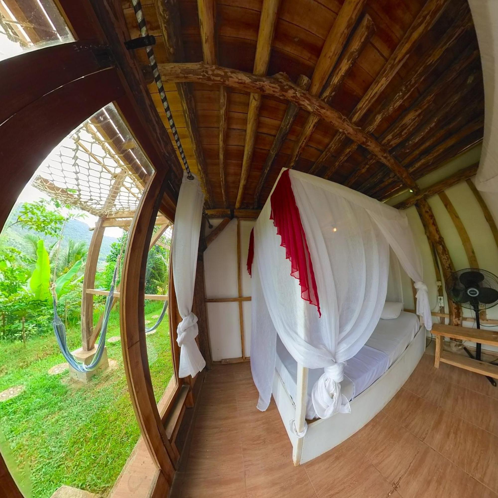 De Chicktoria Hostel Pemenang Экстерьер фото