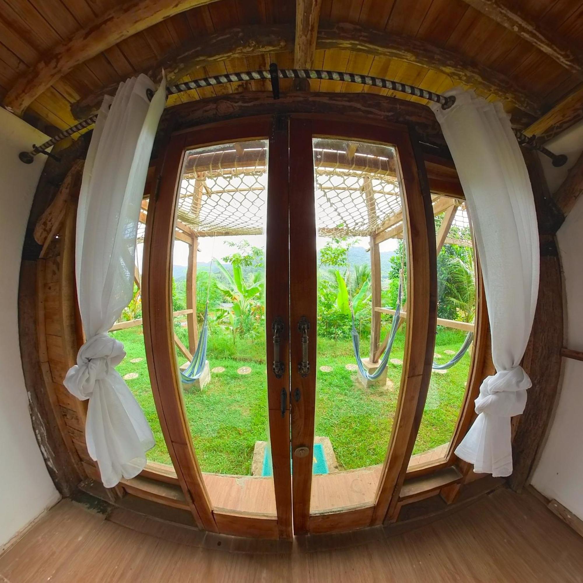 De Chicktoria Hostel Pemenang Экстерьер фото